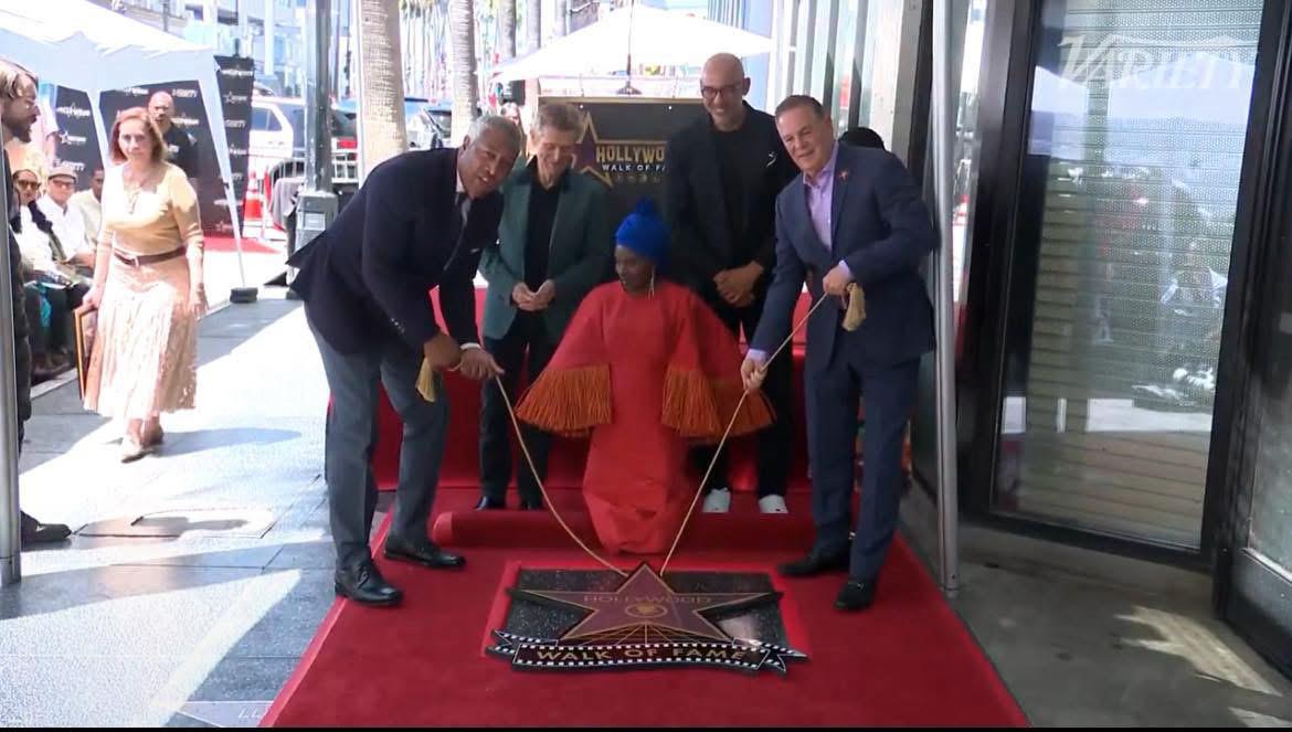 Angélique Kidjo entourée des officiels du Hollywood Walk of Fame lors du dévoilement de son étoile sur le tapis rouge d'Hollywood Boulevard