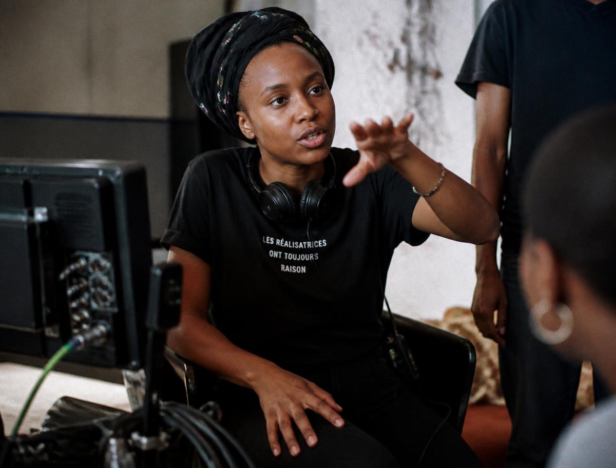 Réalisatrice africaine derrière une caméra de cinéma sur un plateau